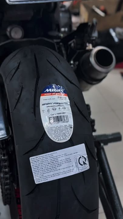 Thay vỏ sau Mitas size 200 cho Kawasaki z800 tại SPMP